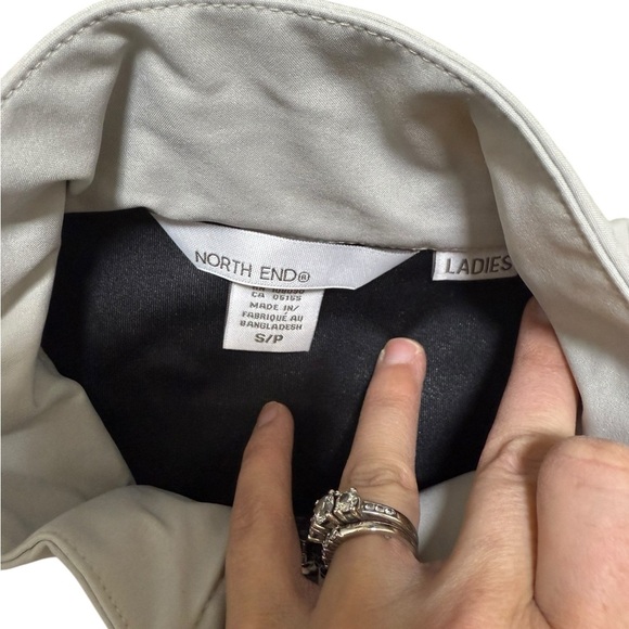 New with tags ladies north end vest size small natural stone/black breathable - Picture 3 of 4
